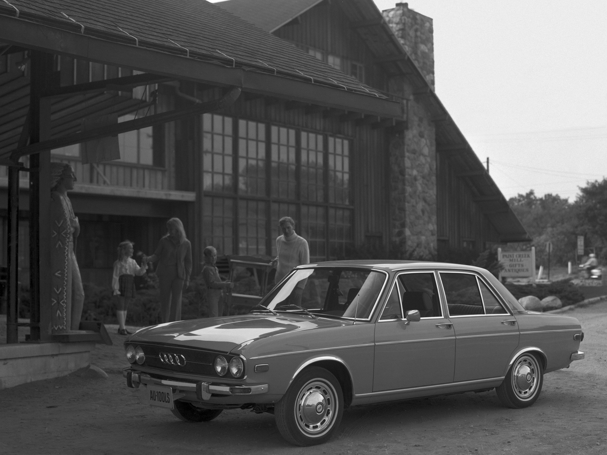 Audi 100 I (C1) 1968 - 1976 Sedan #1