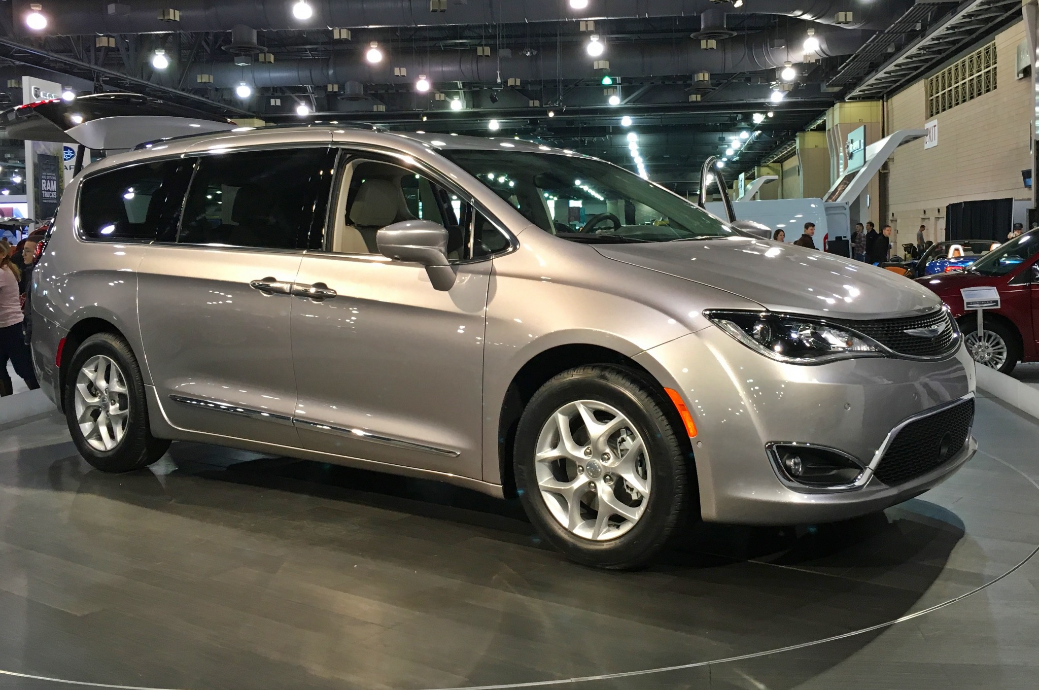 Chrysler Pacifica RU 2016 - now Minivan #2
