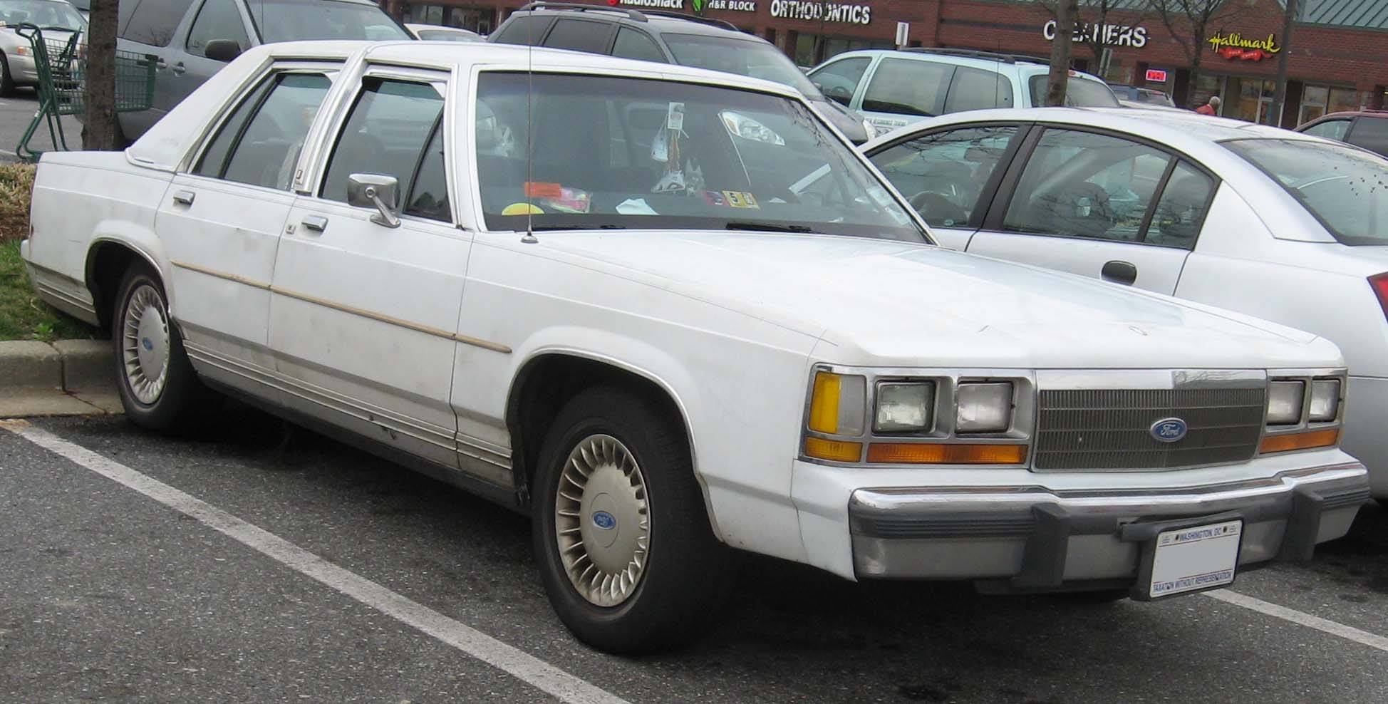 Ford LTD Crown Victoria 1983 - 1991 Sedan #5