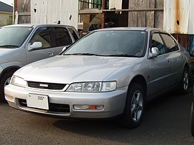 Isuzu Aska III 1994 - 1997 Sedan #8