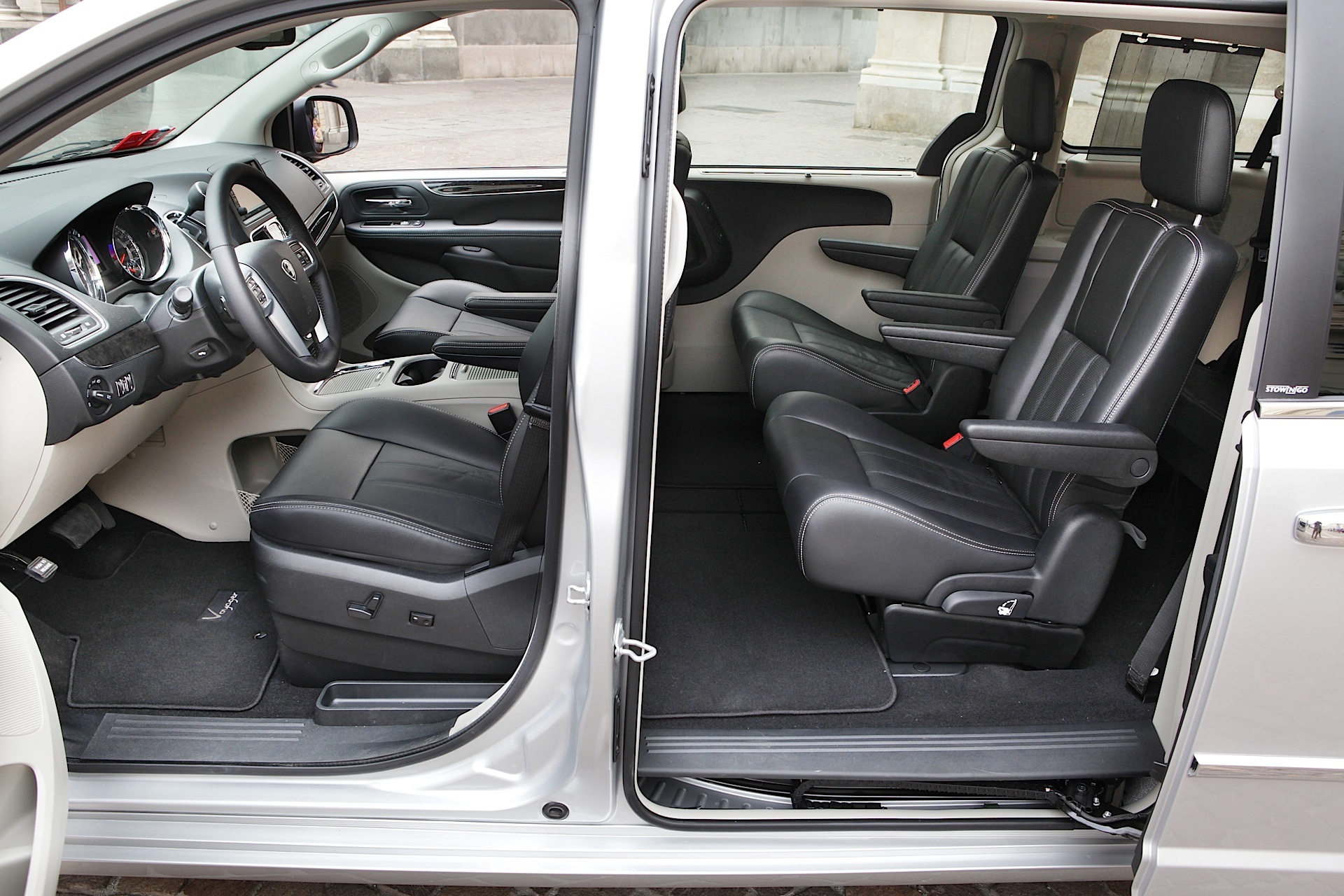 Lancia Voyager 2011 - 2015 Minivan #8