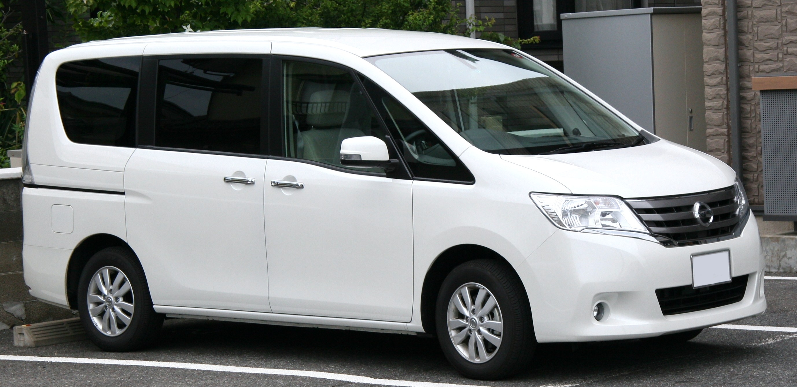 Nissan Serena IV (C26) 2010 - 2016 Minivan #4