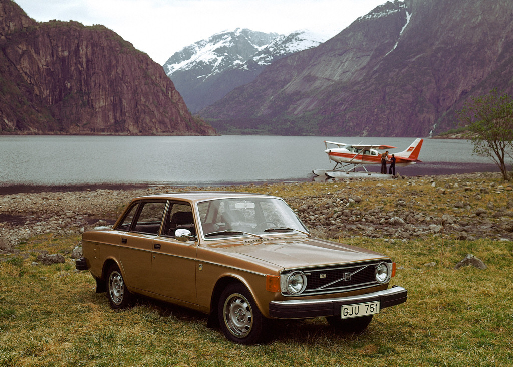 Volvo 140 Series 1966 - 1975 Sedan 2 door #1