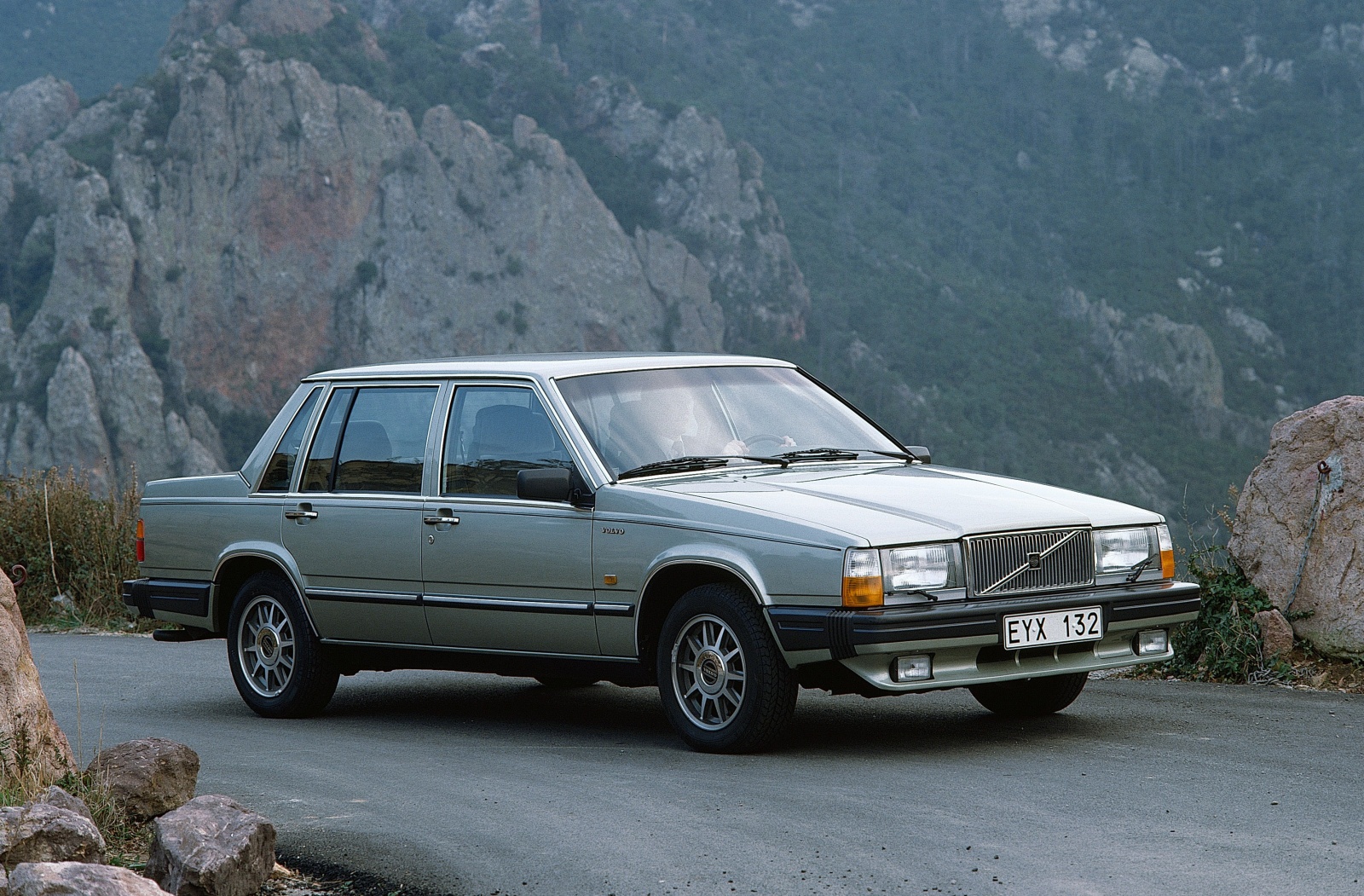 Volvo 760 1982 - 1992 Sedan #2