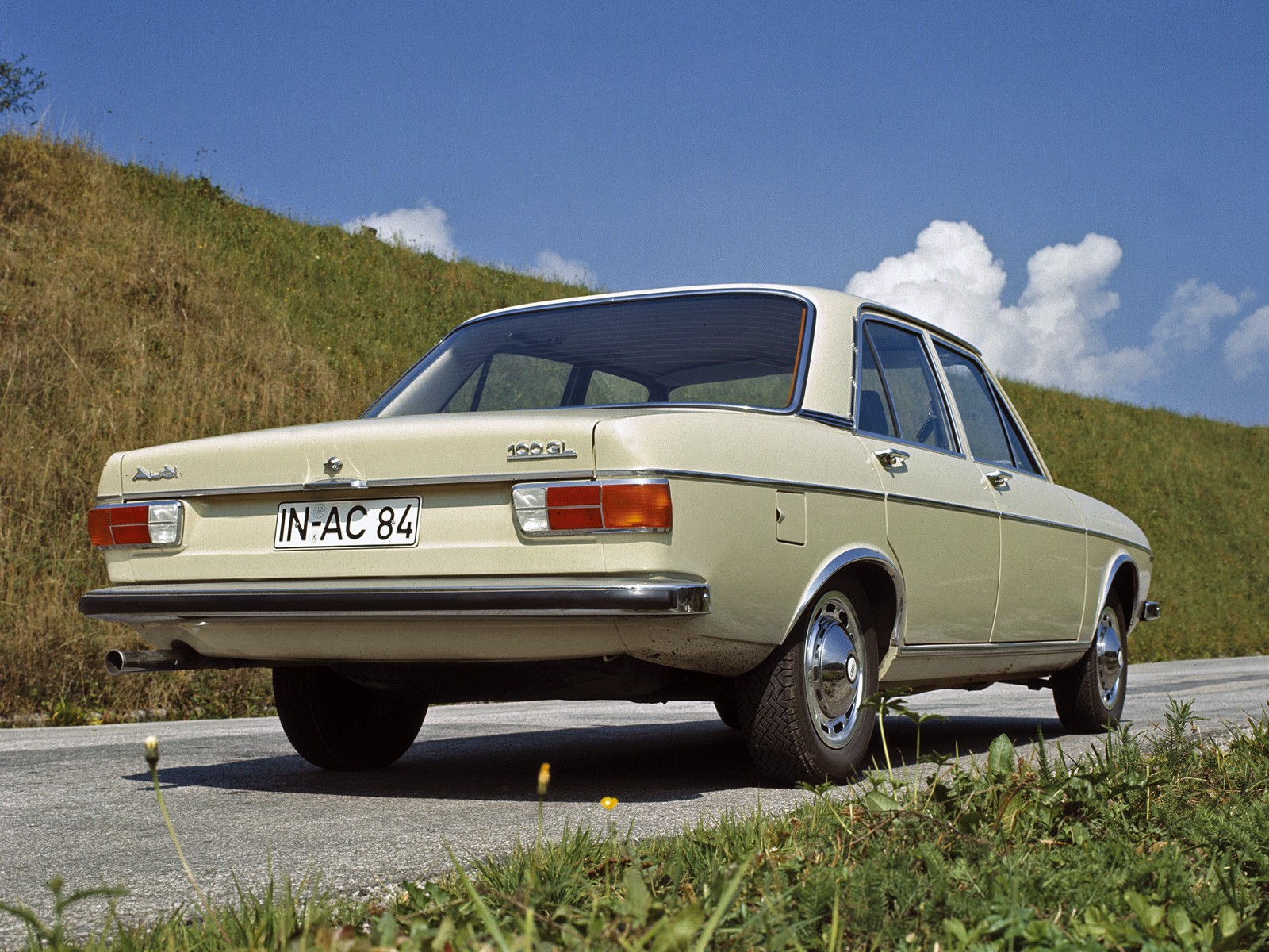 Audi 100 I (C1) 1968 - 1976 Sedan #2
