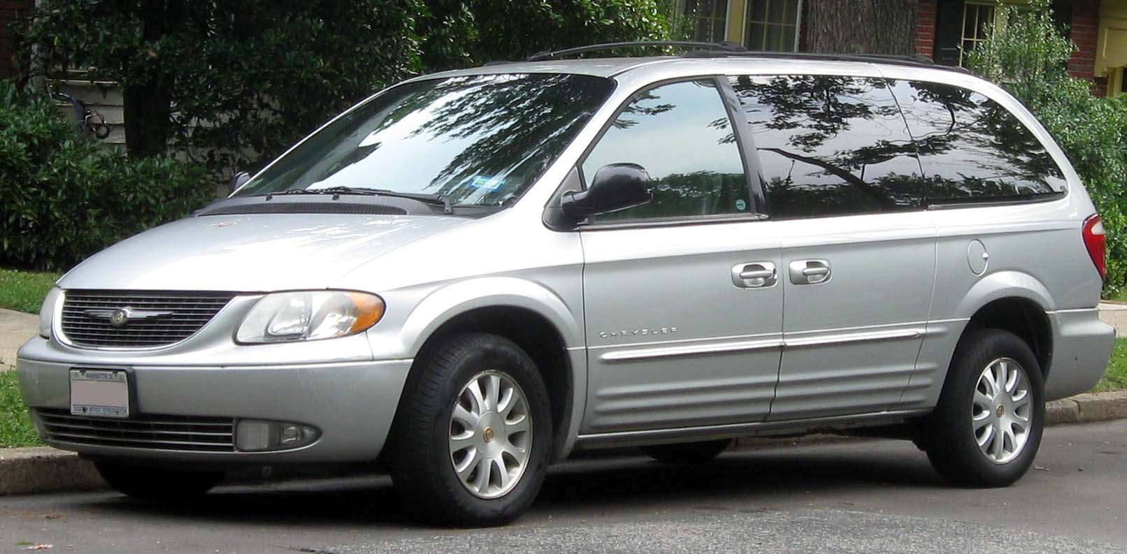 Chrysler Town & Country IV 2000 - 2004 Minivan #3