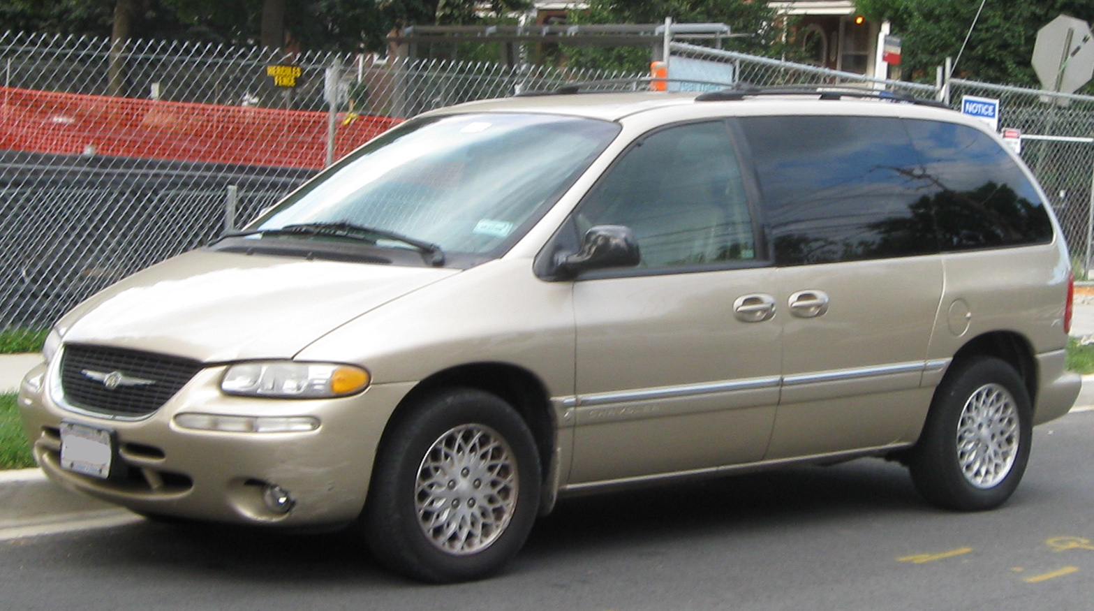 Chrysler Town & Country IV 2000 - 2004 Minivan #8