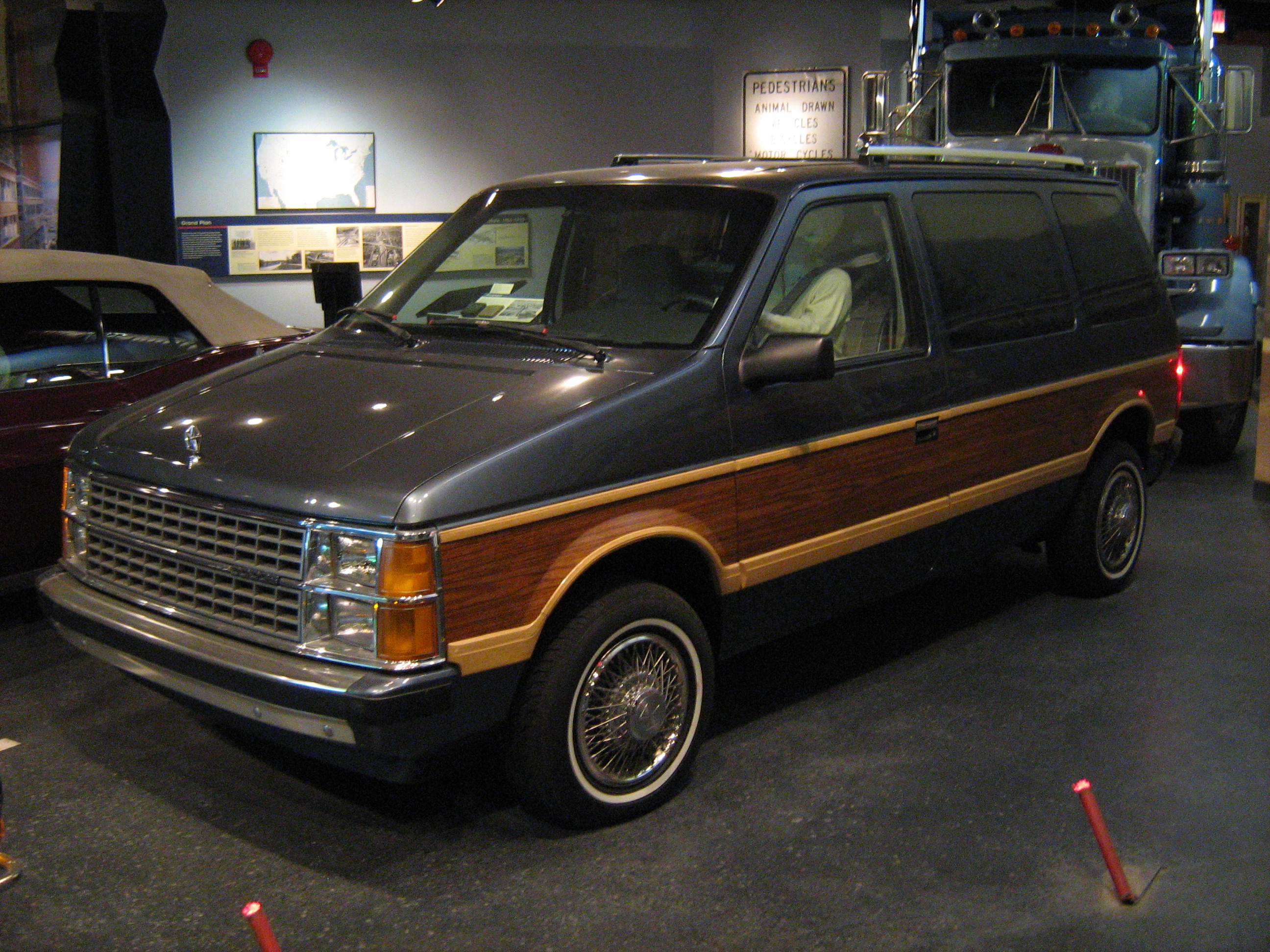 Dodge Caravan I 1984 - 1990 Minivan #1