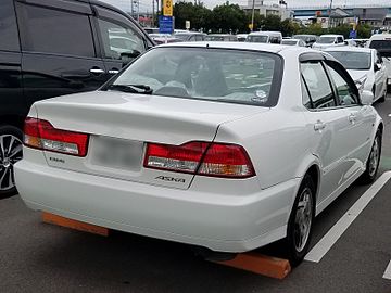 Isuzu Aska IV 1997 - 2002 Sedan #7