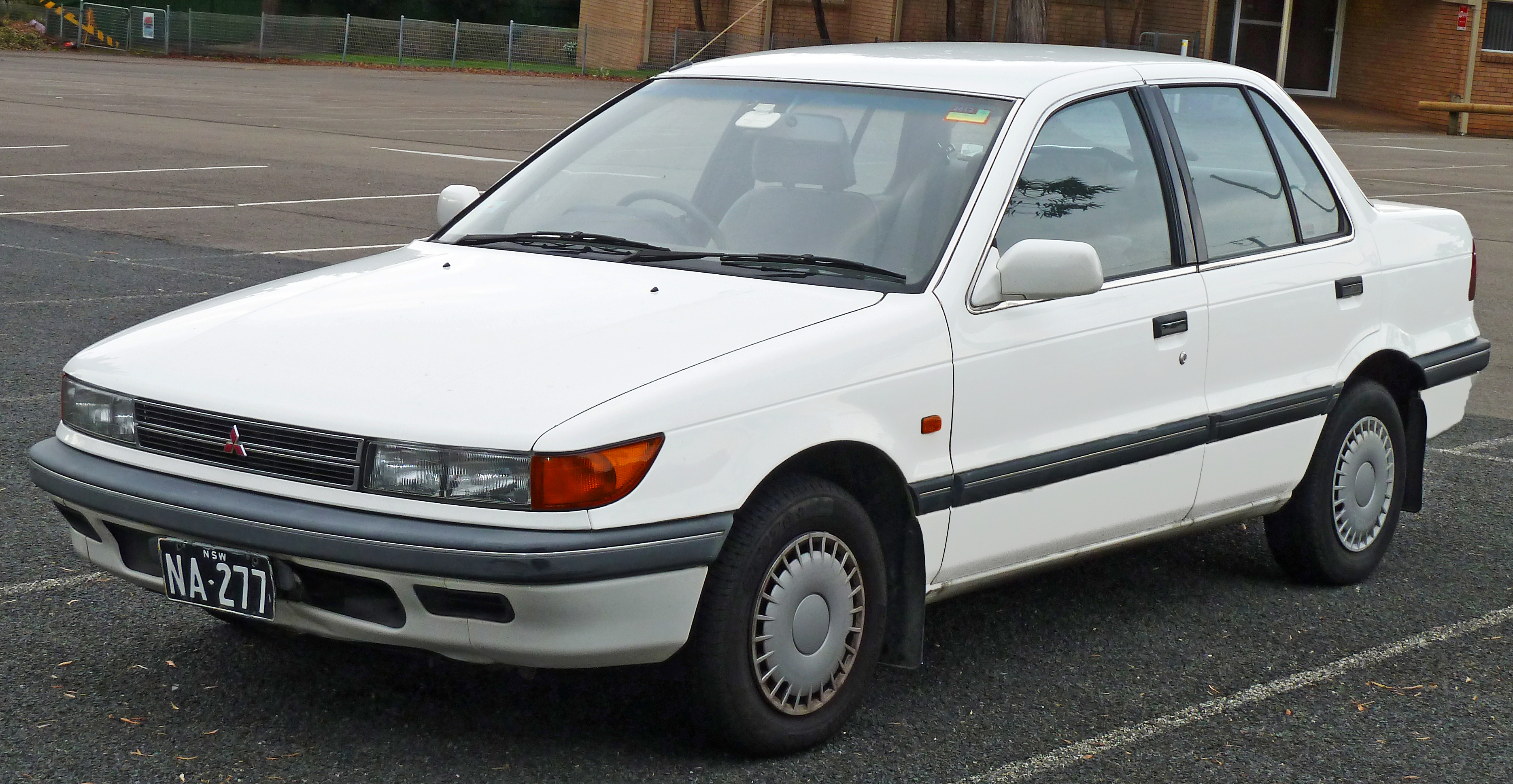Mitsubishi Eterna VI 1988 - 1992 Hatchback 5 door #1
