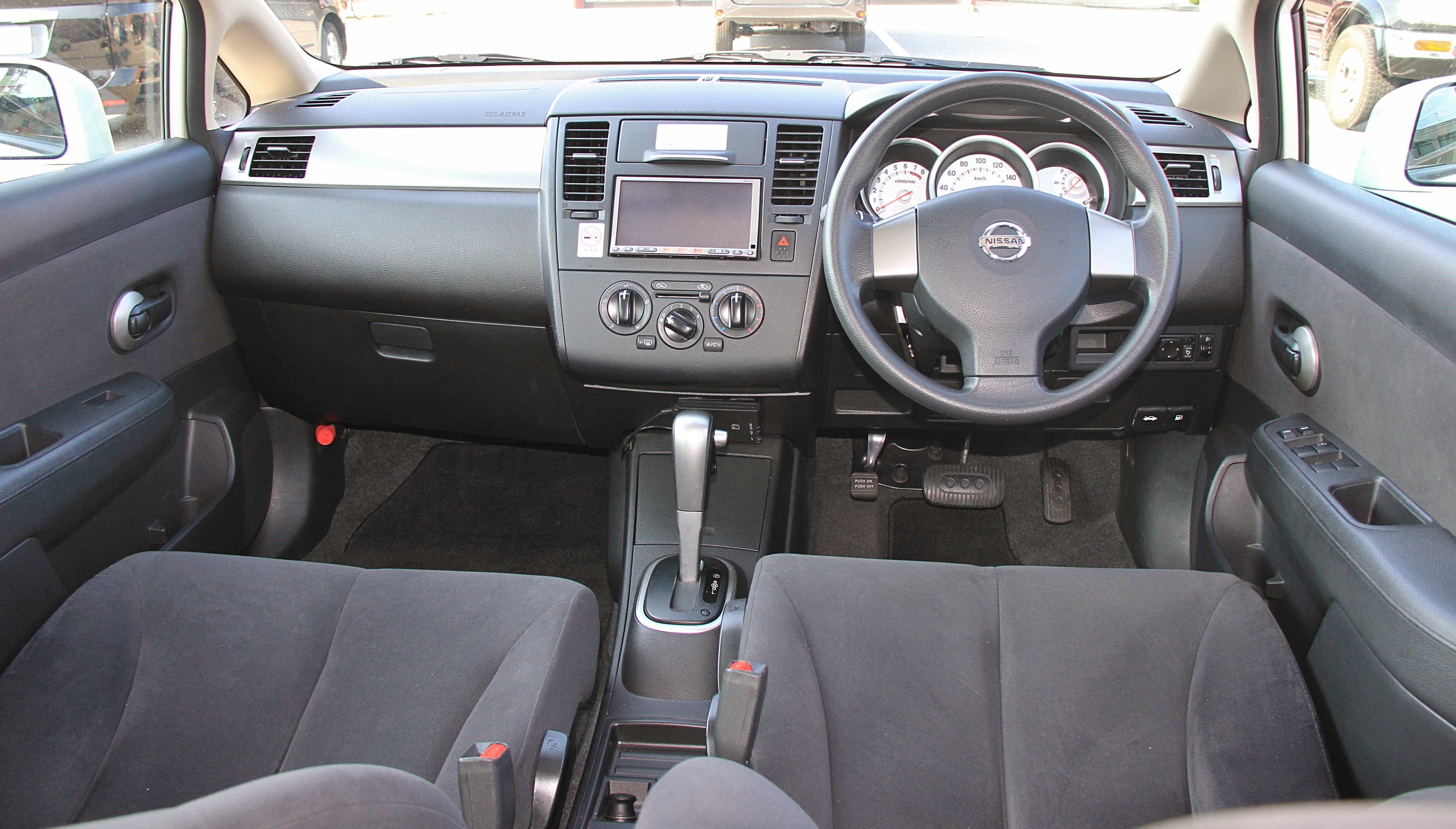 Nissan Tiida I Restyling 2010 - 2014 Hatchback 5 door #4