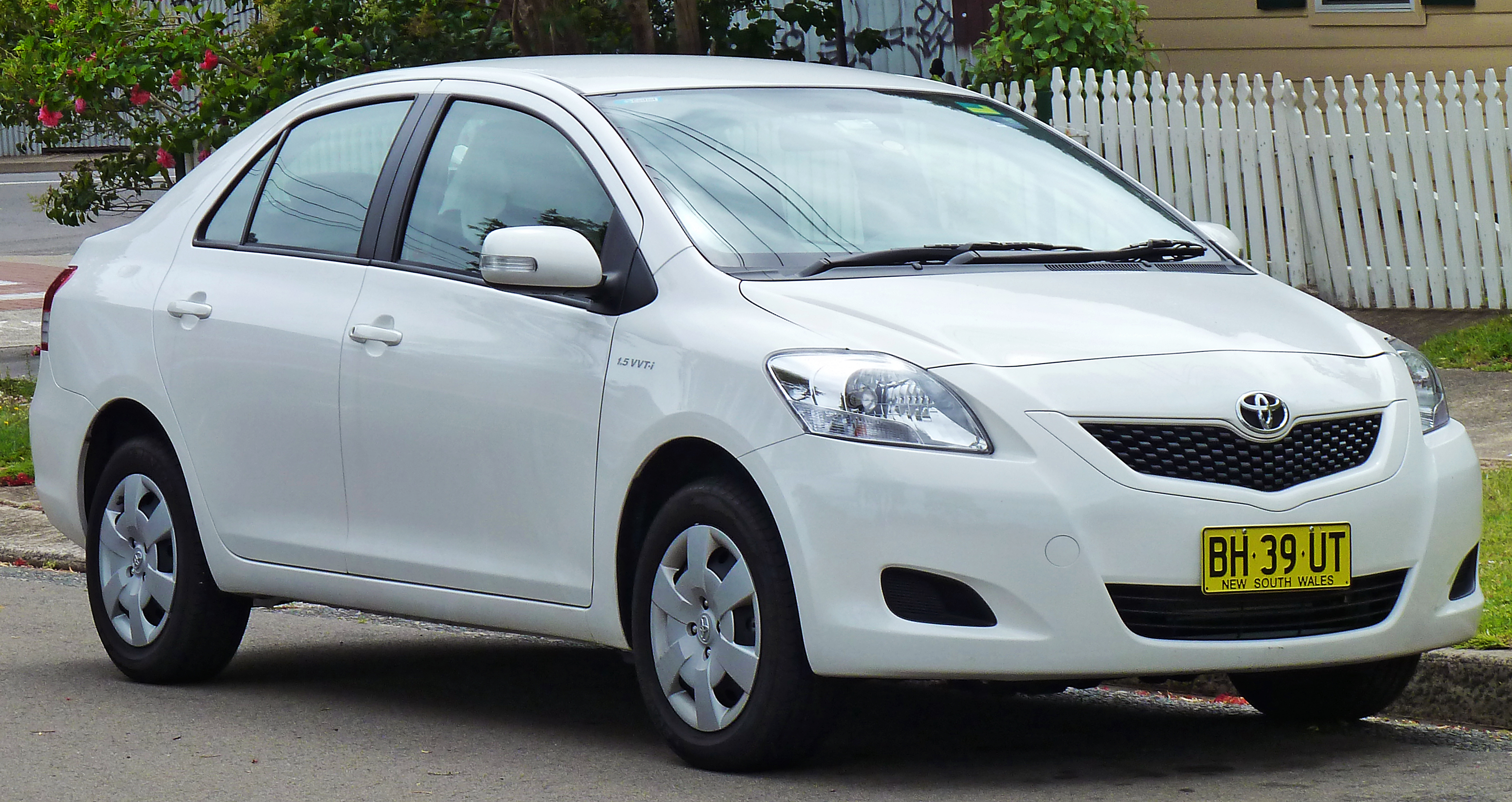 Toyota Belta 2005 - 2012 Sedan #2
